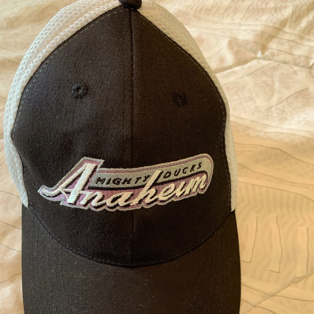 That hat,s is completely new but without tag